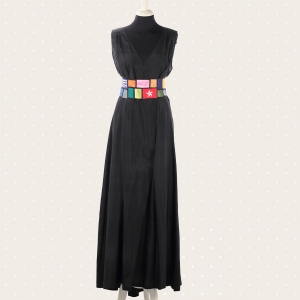 Abito nero con cintura patchwork